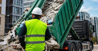Вывоз строительного мусора в Алапаевске: услуги лицензированной компании — ПроМусор